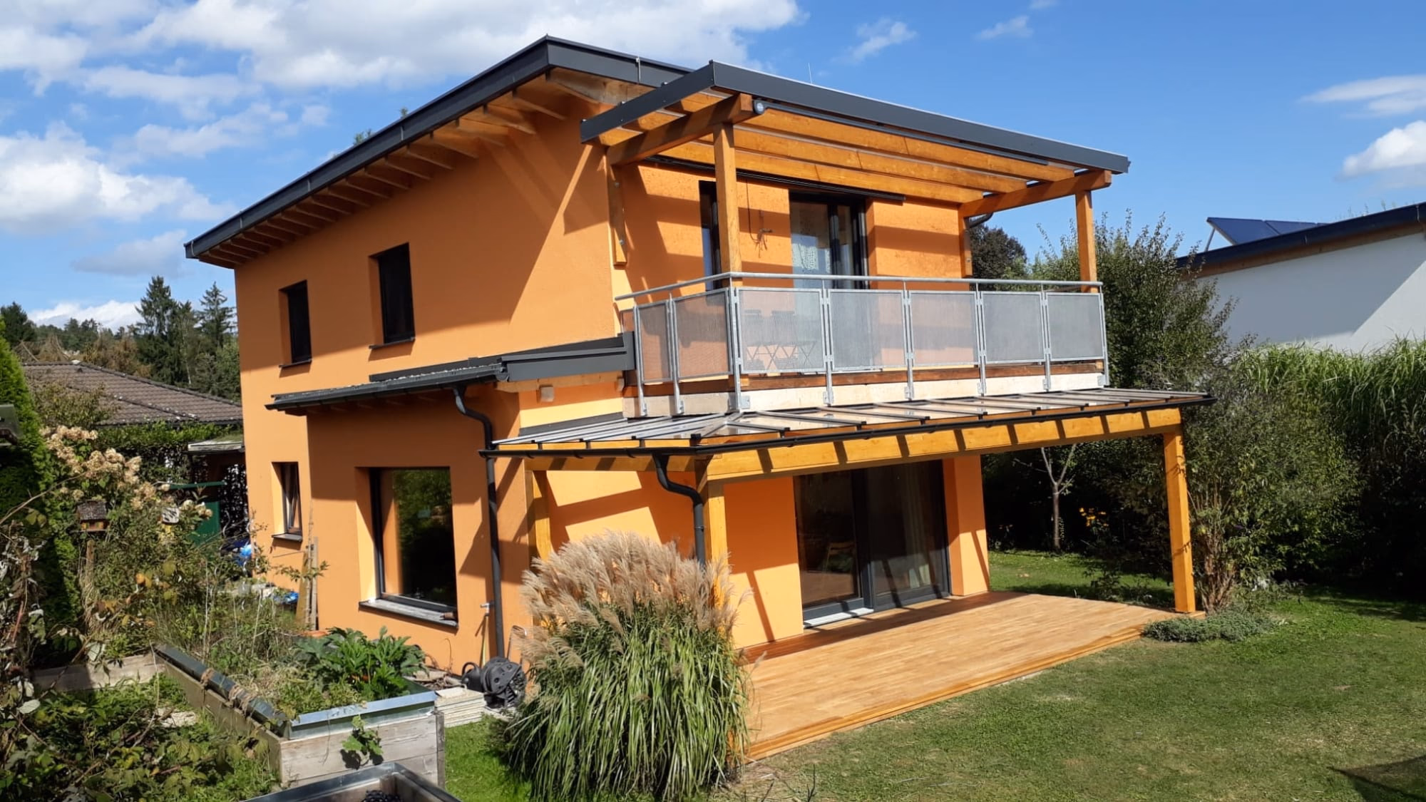 Originalprojekt: Fertighaus mit sonniger Holzterrasse und Garten